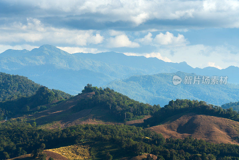 美丽的山景，在阳光明媚的日子里，Ban Jabo村，泰国Mae Hong Son。